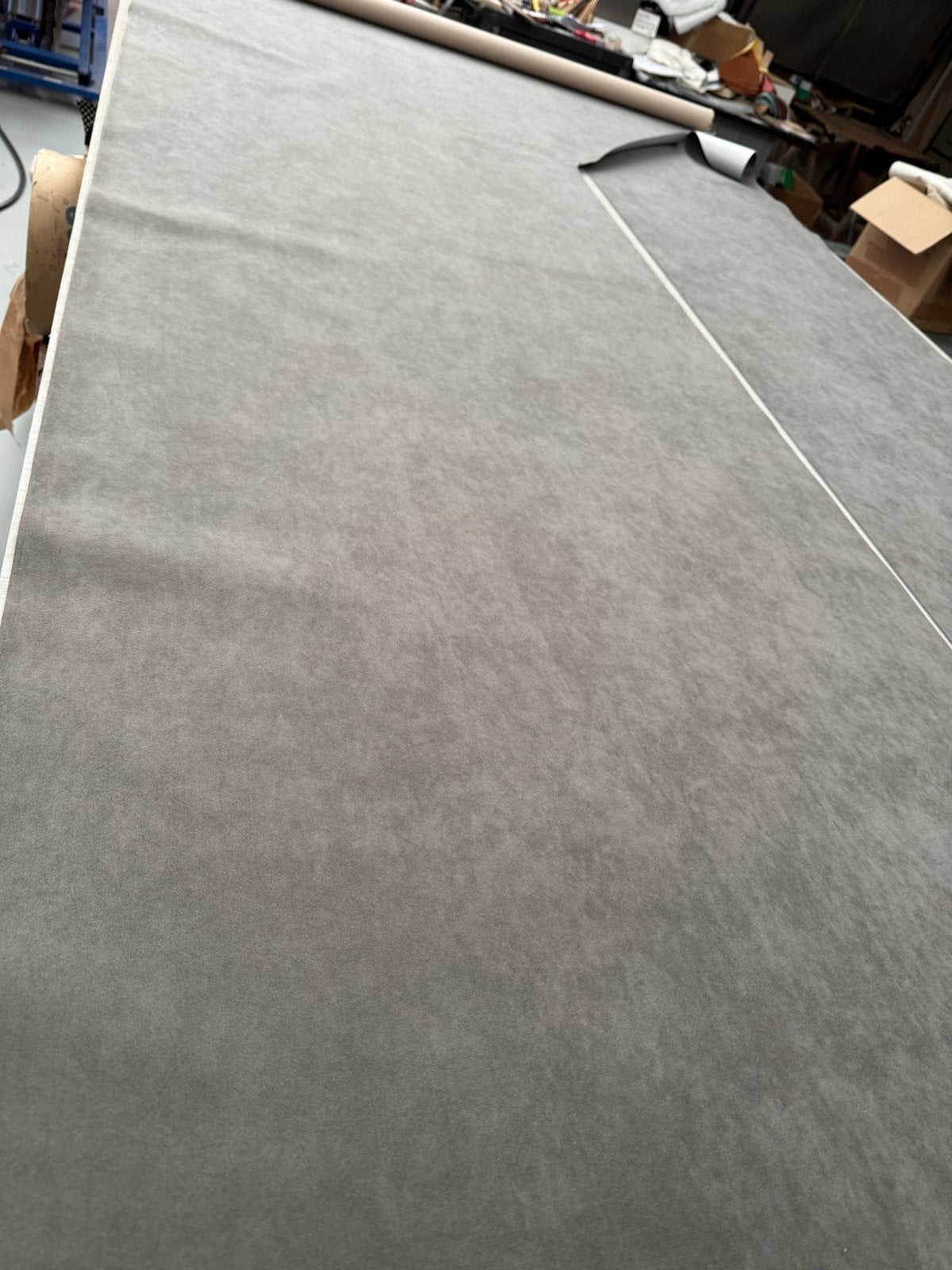 Alcantara stof grijs 326 x 86 cm en 245 x 58 cm, Hobby en Vrije tijd, Stoffen en Lappen, Overige materialen, Ophalen of Verzenden