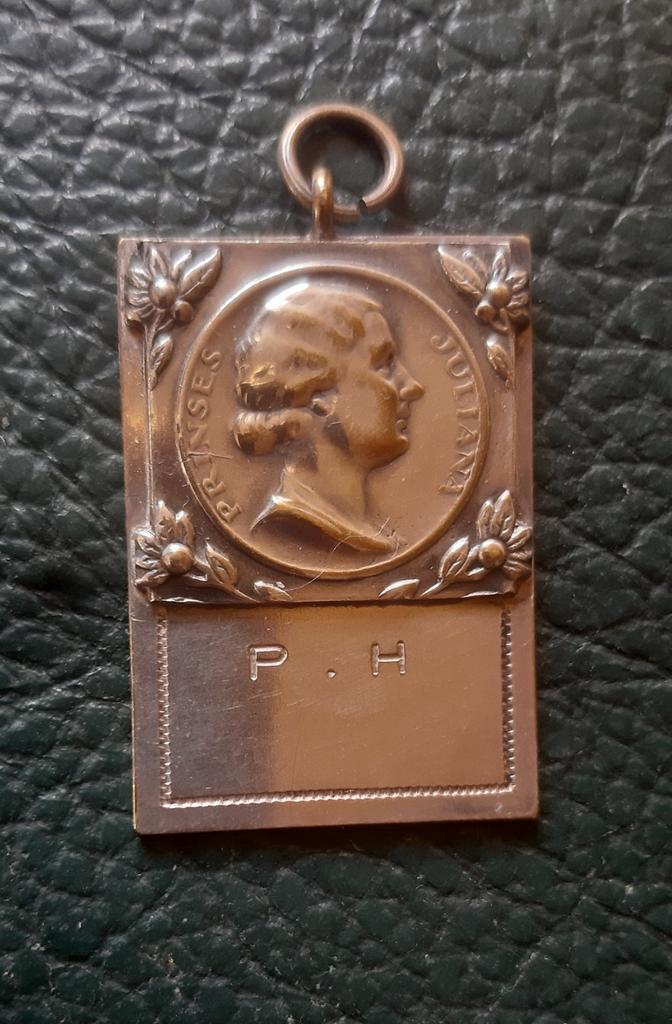 Oude medaille Prinses Juliana, mogelijk zilver, Ophalen of Verzenden, Zilver, Nederland