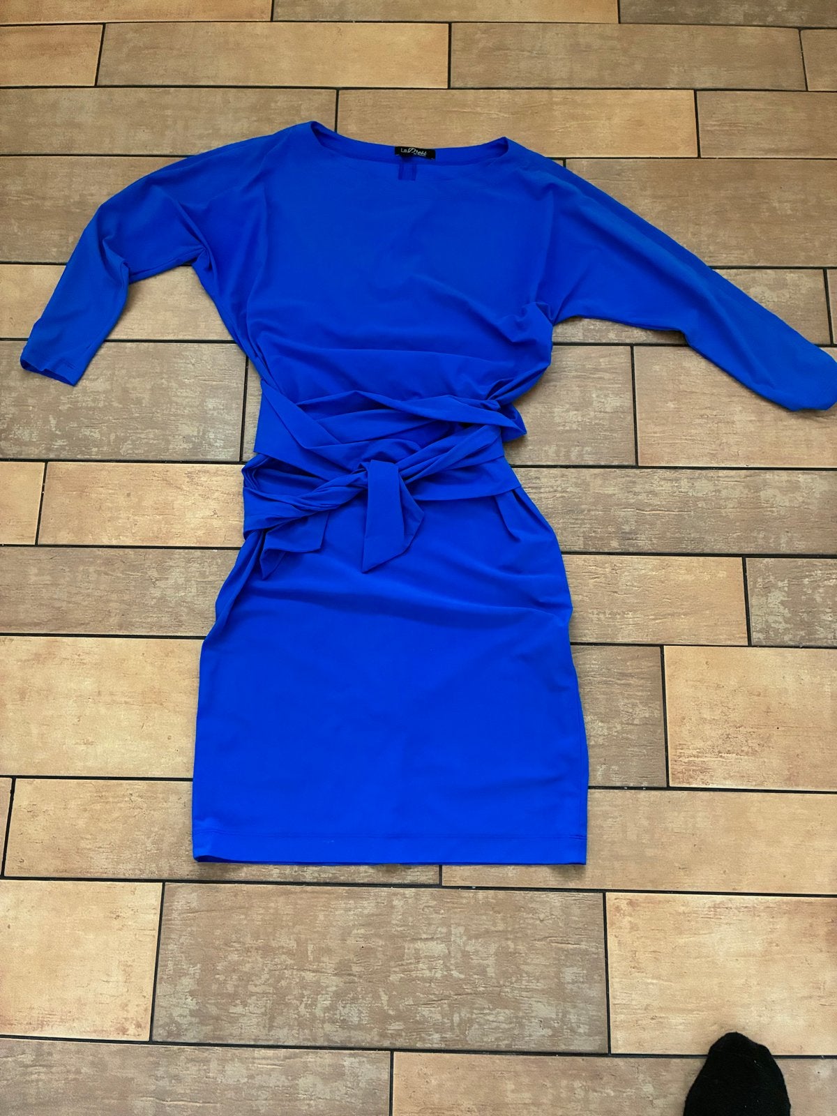 Kobaltblauwe jurk met strikdetail - La Dress by Simone, Blauw, Ophalen of Verzenden, Zo goed als nieuw, Knielengte
