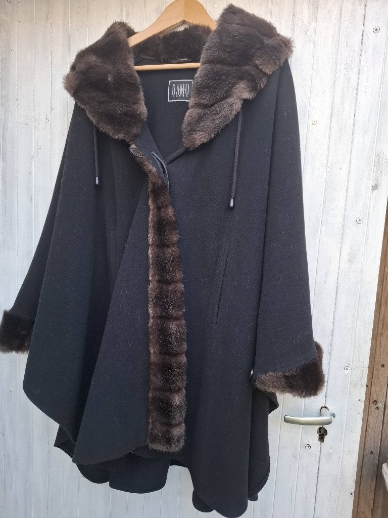 Damo Donna cape van wol en kasjmier, Ophalen of Verzenden, Zo goed als nieuw, Maat 42/44 (L), Zwart