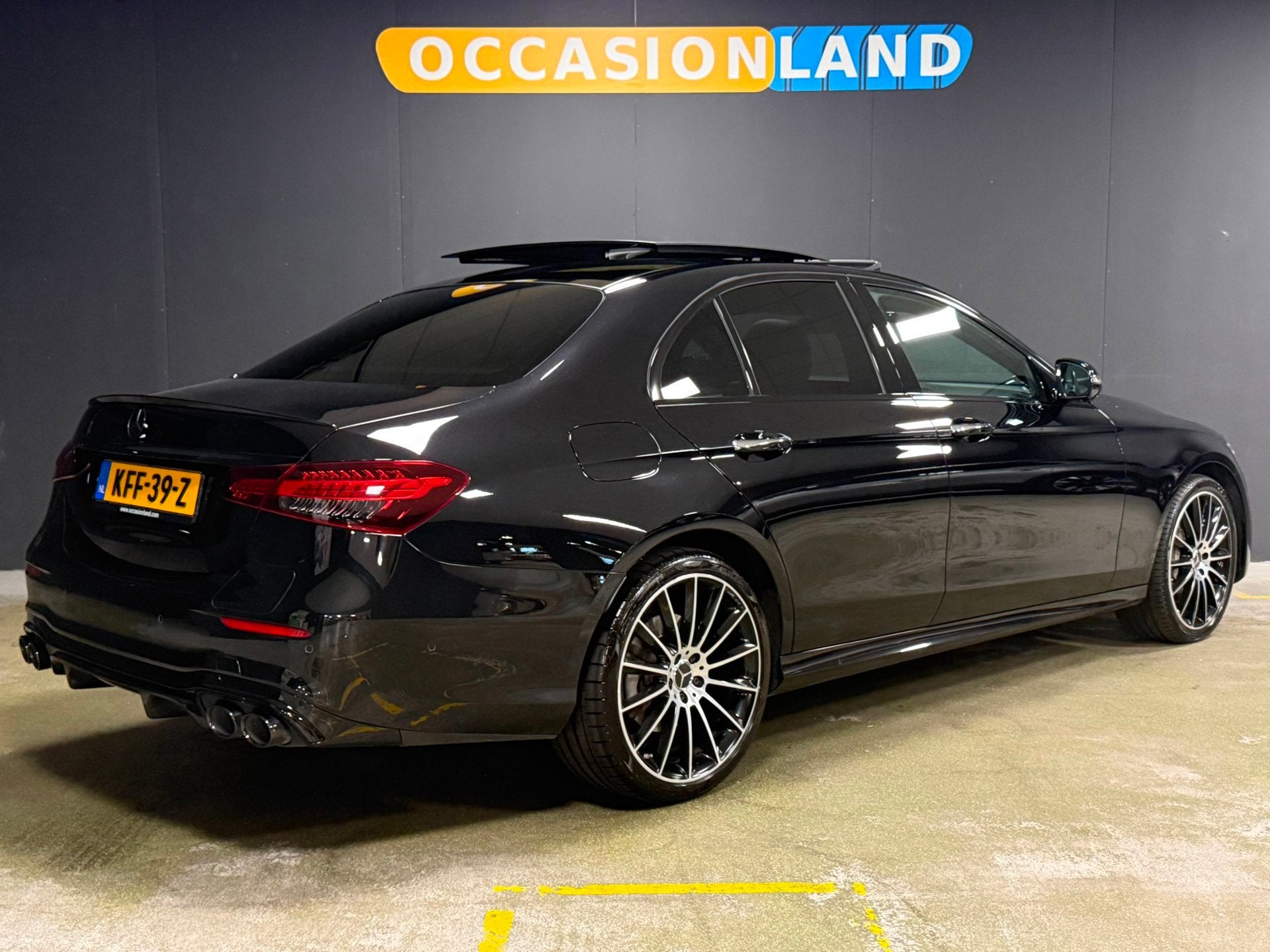 Mercedes-Benz E-klasse 300 e AMG Line|PANO|TREKHAAK|KEYLESS|, Auto's, Achterwielaandrijving, Gebruikt, 4 cilinders, Zwart