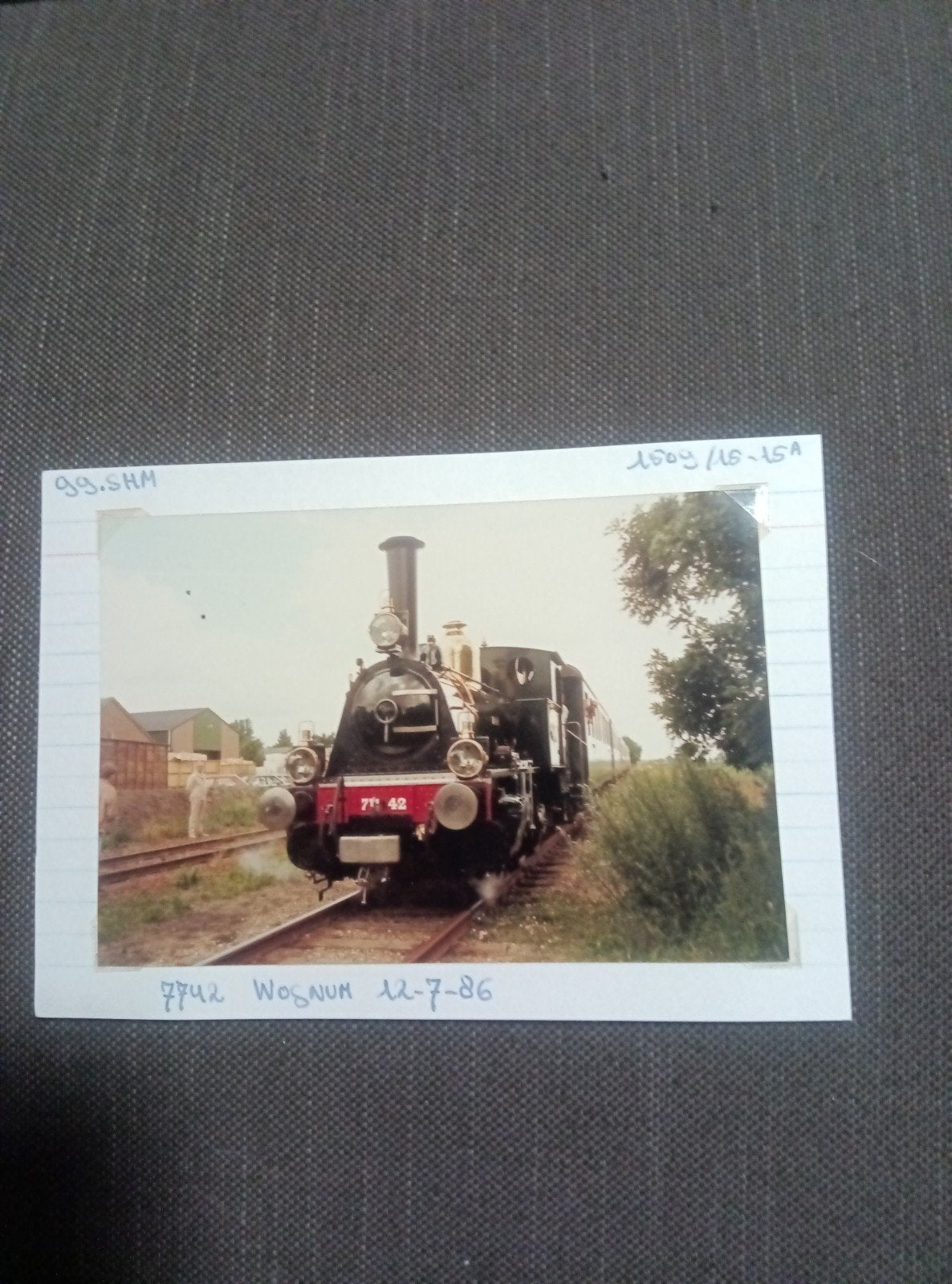 Oude foto van stoomlocomotief 7742 in Wognum (1986), Ophalen of Verzenden, Gebruikt, Trein, Kaart of Prent