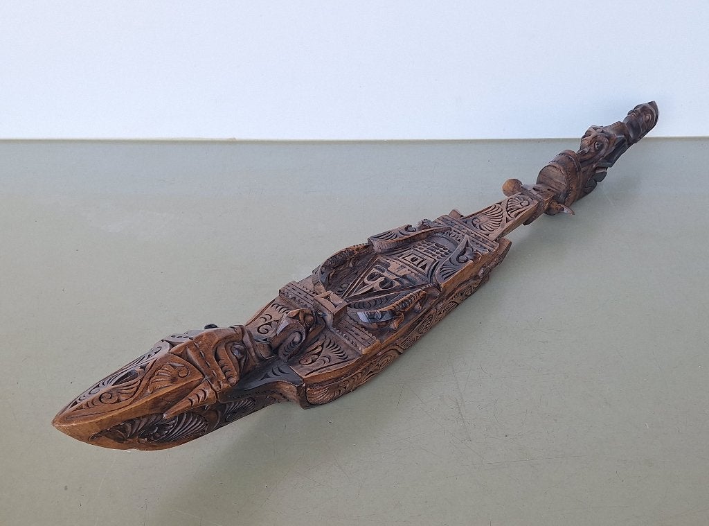 Toba Batak snijwerk Hasapi tweesnarige luit uit Indonesië, Hout, Bruin, Indonesië, Houtsnijwerk