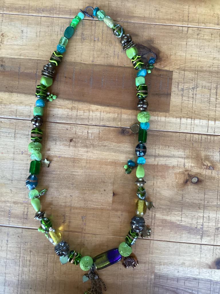 Handgemaakte ketting  in groentinten met bronzen effecten., Ophalen of Verzenden, Nieuw, Groen, Overige materialen