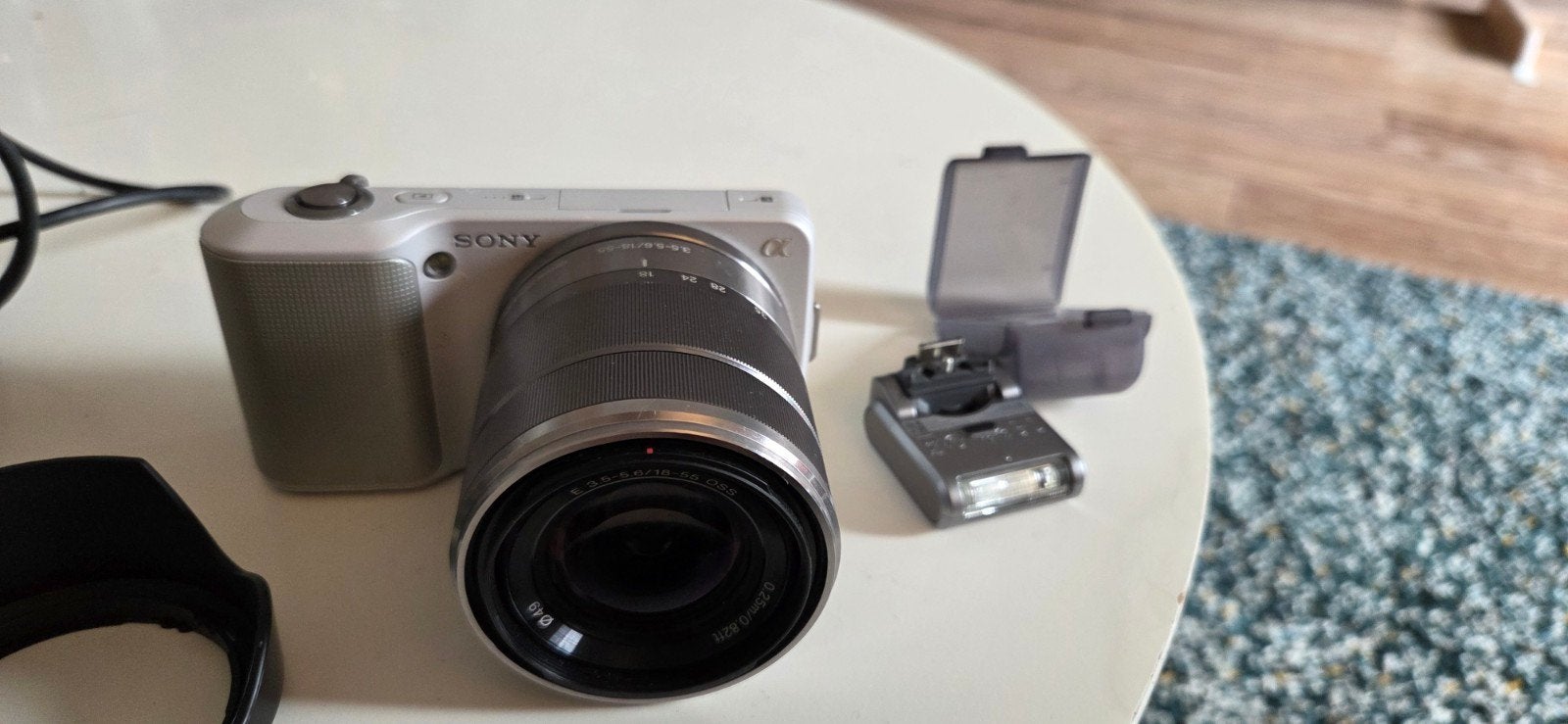 Sony NEX-3 systeemcamera + 18-55mm lens + accessoires + tas, Accu, Gebruikt, Spiegelreflex, Kantelbaar/draaibaar scherm