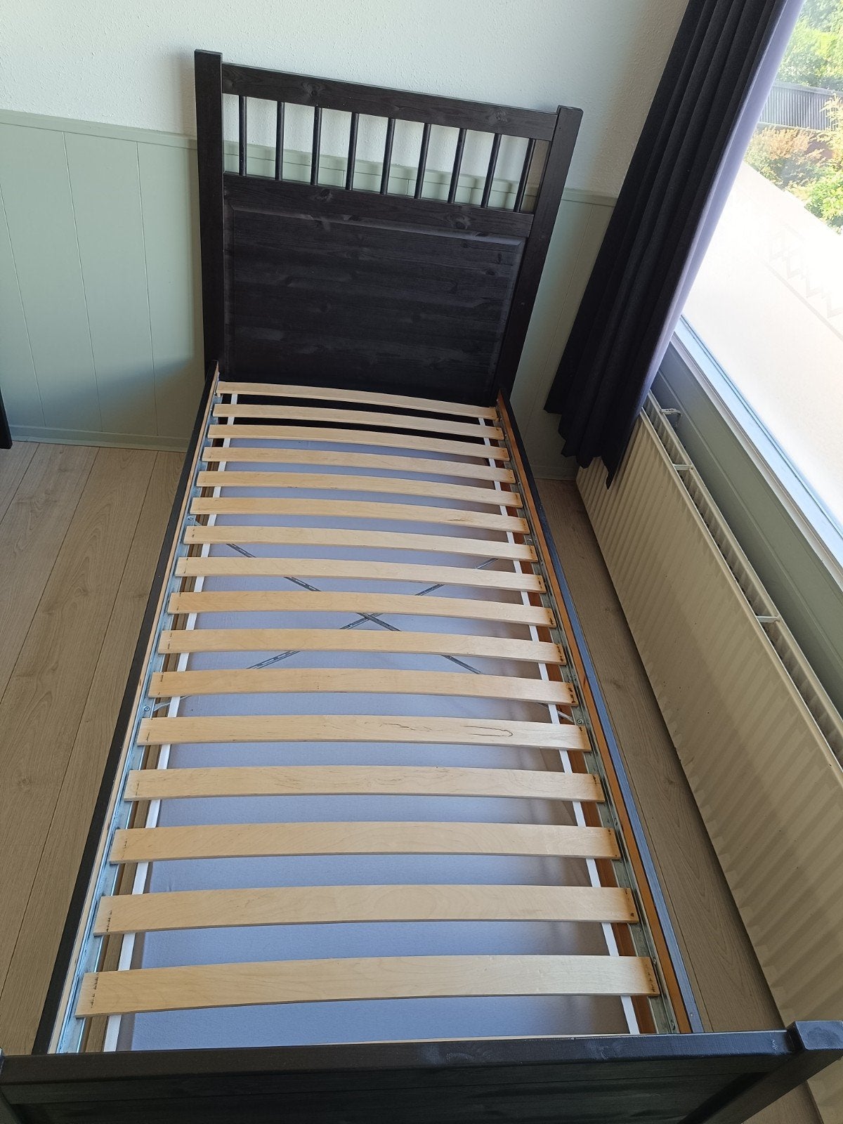 2x IKEA HENNES eenpersoonsbedden 90x200 zwart, Ophalen, 90 cm, Eenpersoons, Zo goed als nieuw
