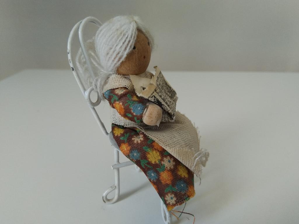 miniatuur oma in stoel, poppenhuis, Ophalen of Verzenden, Zo goed als nieuw, Poppenhuis