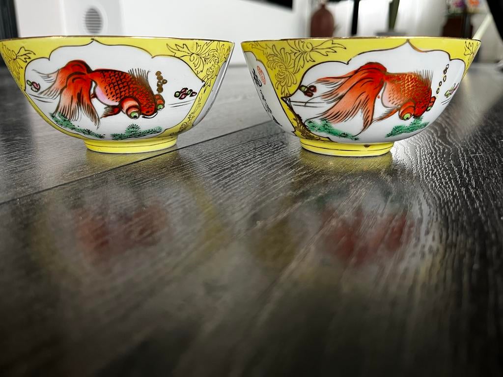 Twee Chinese kommen met goudvis decoratie, Antiek en Kunst, Antiek | Porselein, Ophalen of Verzenden