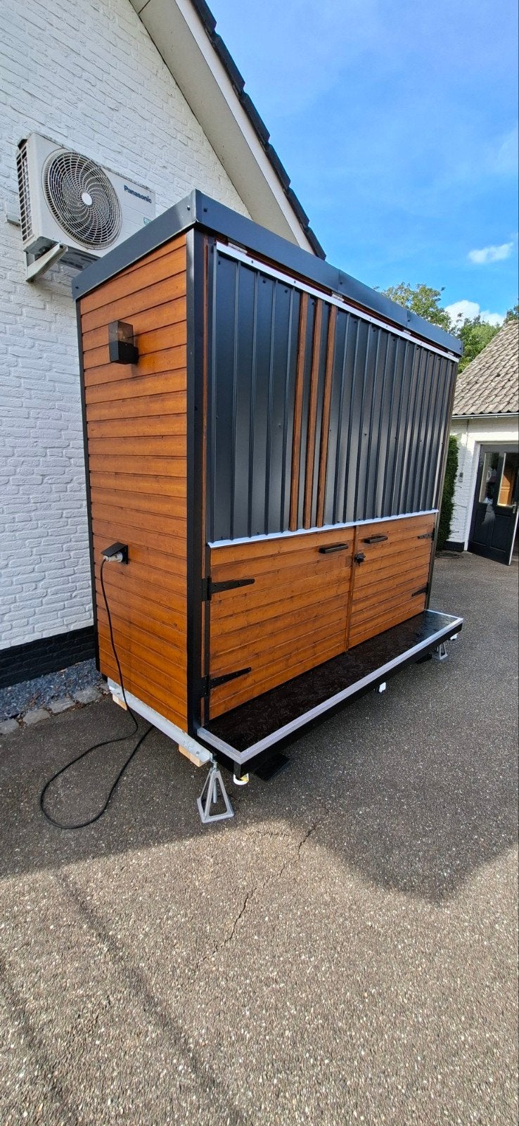 Foto 7 van unieke mobiele buitenkeuken - compleet met BBQ, koekast, ...