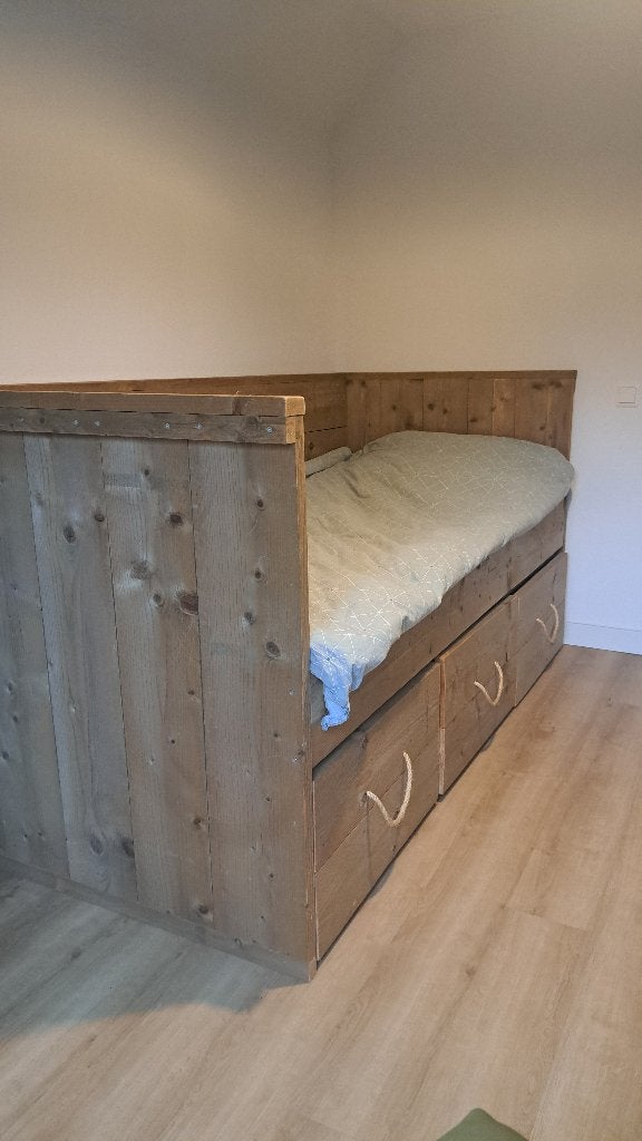 Steigerhouten kajuitbed, Ophalen, 85 tot 100 cm, Zo goed als nieuw, Lattenbodem