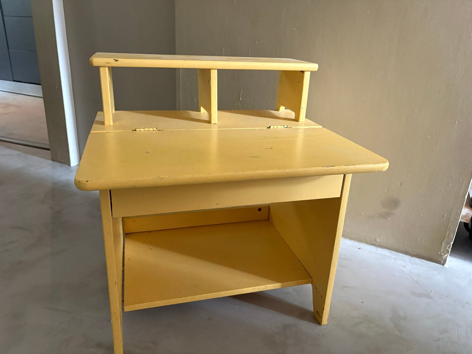 Vintage geel kinderbureau met opbergruimte, Ophalen, Opbergruimte, Gebruikt, Hout