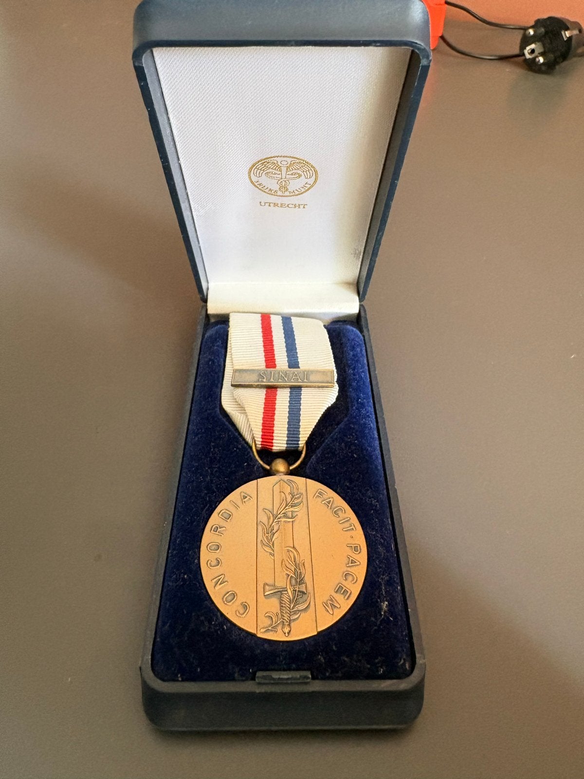 Nederlandse Herinneringsmedaille Vredesoperaties Sinai, Postzegels en Munten, Penningen en Medailles, Verzenden, Brons, Nederland