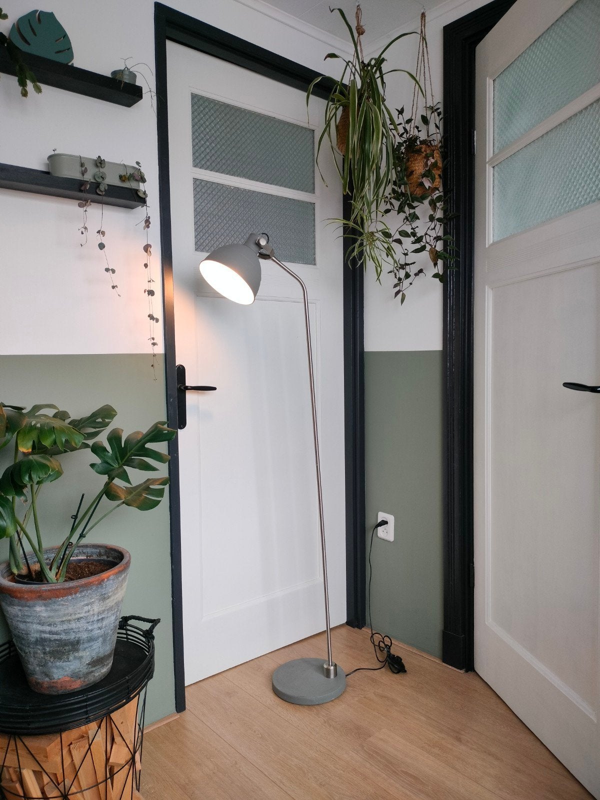 Karwei Tygo staande lamp, grijs met rvs, E27, Huis en Inrichting, Lampen | Vloerlampen, Ophalen, Gebruikt, E27 (groot), Minder dan 100 cm