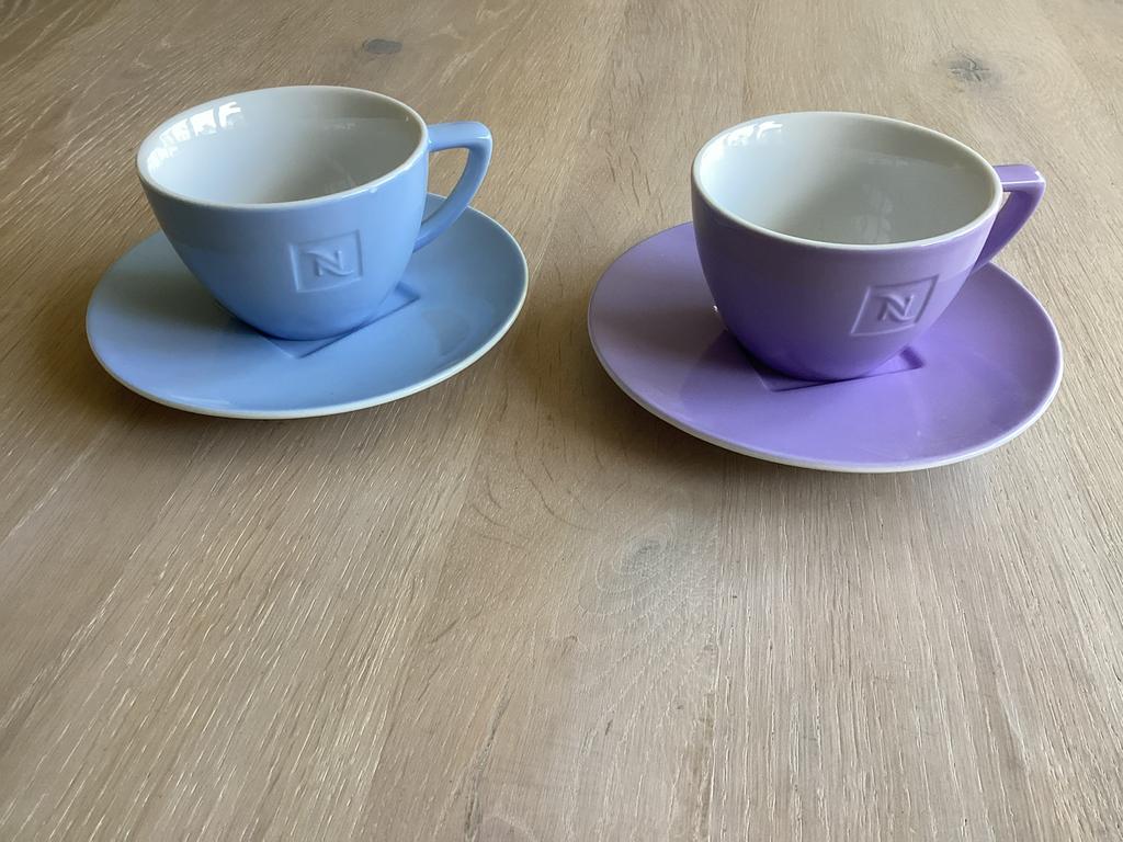 NESPRESSO CAPPUCCINO KOPJES 1 BLAUW EN 1 LILA , PORSELEIN, Nieuw, Ophalen of Verzenden, Overige stijlen, Kop(pen) en/of Schotel(s)