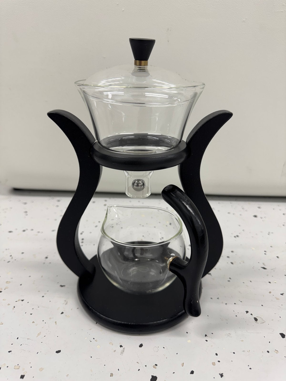Elegante theehouder met glazen theepot en filter, Huis en Inrichting, Theepot/fluitketel, Hout, Ophalen of Verzenden, Zo goed als nieuw