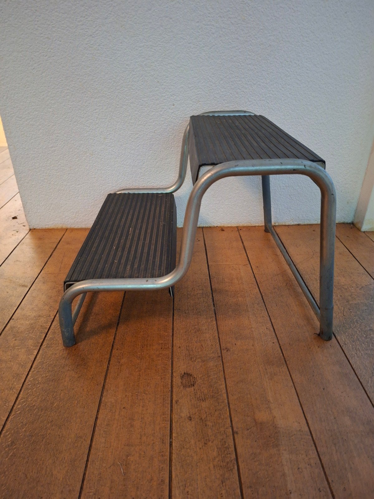 Stevige retro metalen opstapje met twee treden, Ophalen, Gebruikt, Minder dan 2 meter