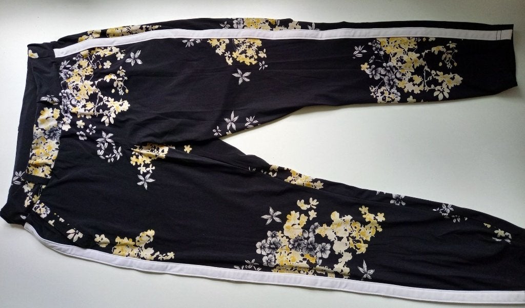 STUDIO ANNELOES zwarte broek met wit gele bloemen, mt S, Studio Anneloes, Verzenden, Zwart, Zo goed als nieuw