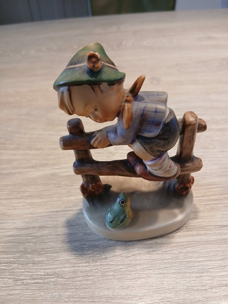 Hummel beeldje Jongen op hek, Verzamelen, Ophalen of Verzenden, Zo goed als nieuw, Hummel