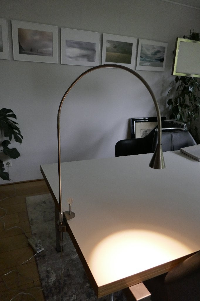 Foto 4 van Zeer flexibele LED tafellamp met tafelblad klem