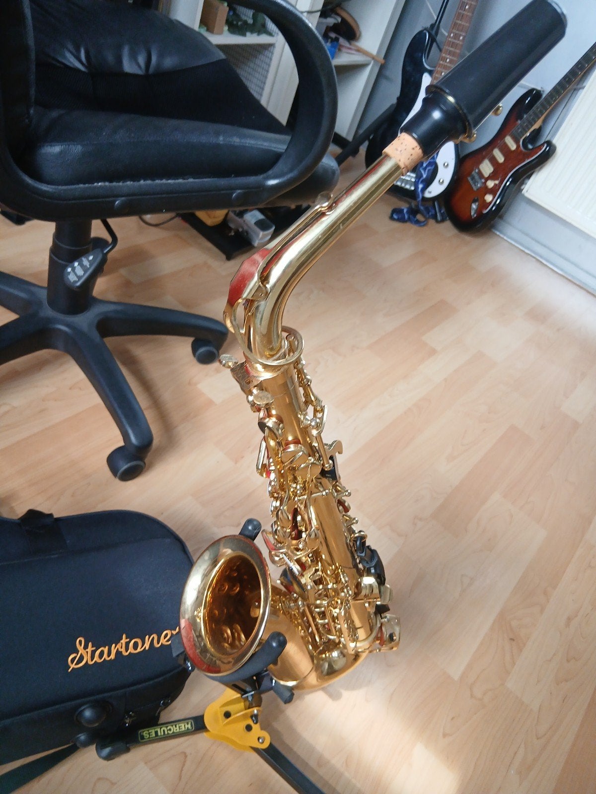 Startone AltSaxofoon met koffer en standaard, Ophalen, Zo goed als nieuw, Alt, Met koffer