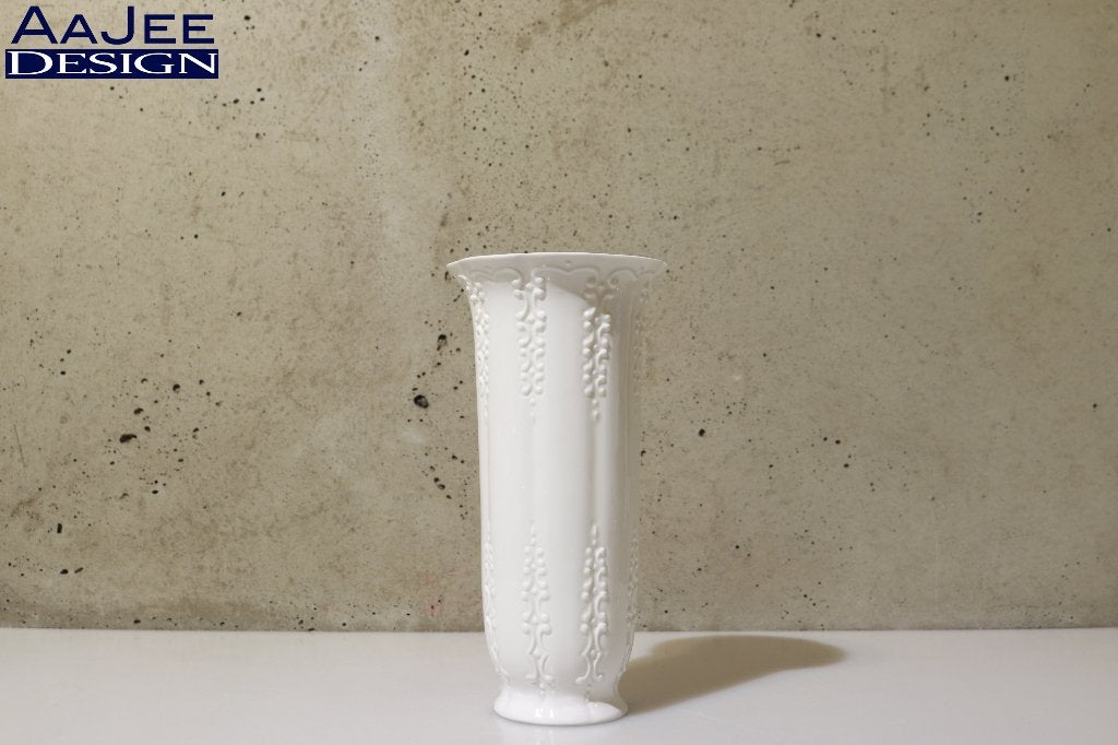 Witte vaas – Goedewaagen – Met een elegant reliëfpatroon, Huis en Inrichting, Wit, Ophalen of Verzenden, Zo goed als nieuw, 20 cm
