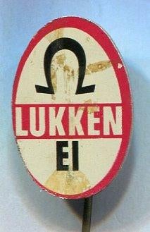 Lukken ei rood/zwart op blik speldje ( W_246 ), Verzenden, Zo goed als nieuw, Merk, Speldje of Pin