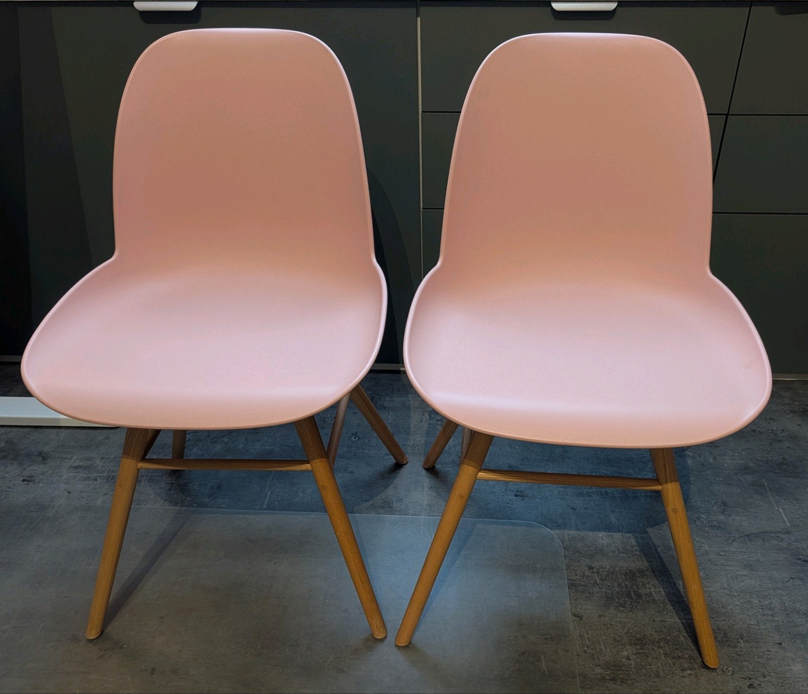 Zuiver Albert Kuip stoel - Kleur roze - 2 stuks, Gebruikt, Overige kleuren, Modern, Scandinavisch, Eén