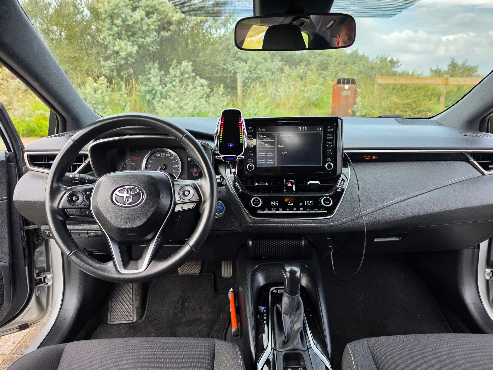 Foto 2 van Toyota Corolla TS 1.8 Hybrid 122pk CVT 2021 Grijs