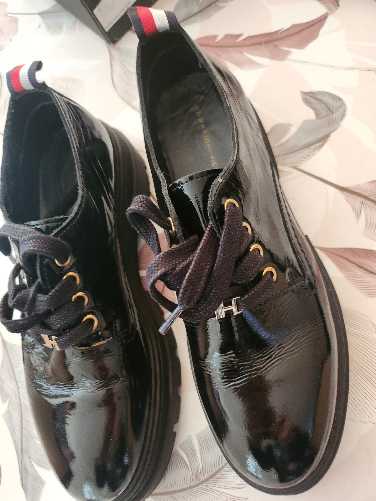 Tommy Hilfiger lakleren veterschoenen maat 41, Ophalen, Schoenen met lage hakken, Zwart, Nieuw
