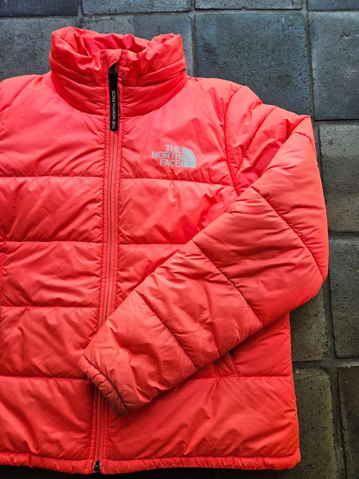 The North Face Puffer Jasje - Koraalrood, Maat 42/44 (L), Oranje, Ophalen of Verzenden, Zo goed als nieuw