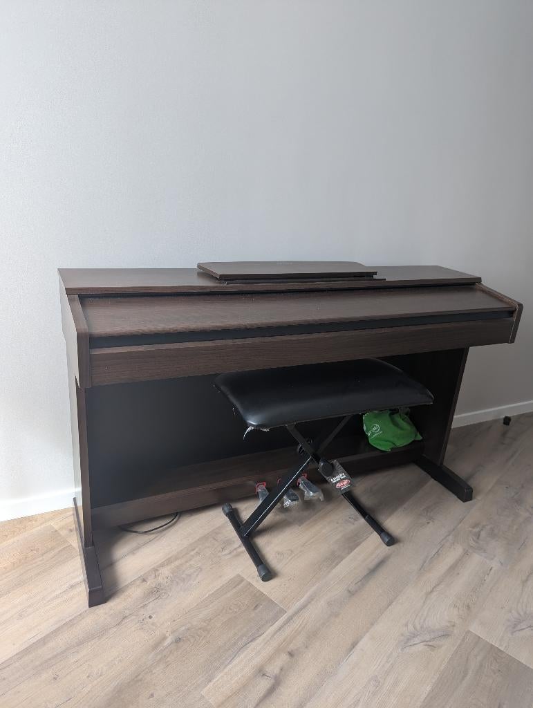 Yamaha Arius piano Digitale Als goed als Nieuw, Ophalen, Bruin, Digitaal, Zo goed als nieuw