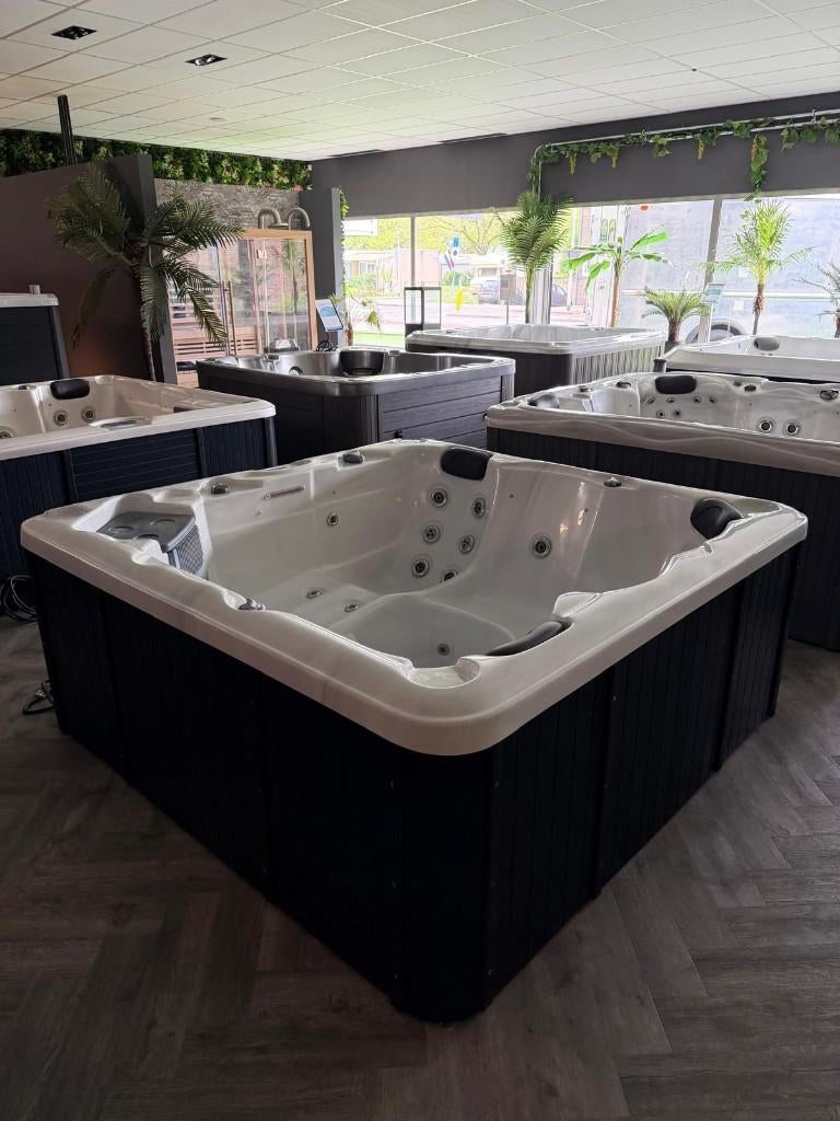 Jacuzzi Spa 200x200- 5 Persoons - 2 Ligplaatsen -Plug & Play, Ophalen, Zo goed als nieuw, Trap, Vast