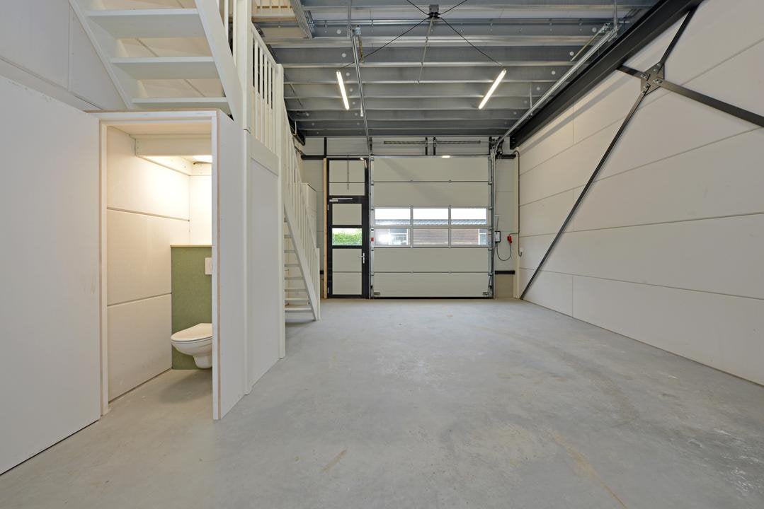TE HUUR – BEDRIJFSRUIMTE / OPSLAG MET KANTOOR  90m2– SOEST, Bedrijfsruimte