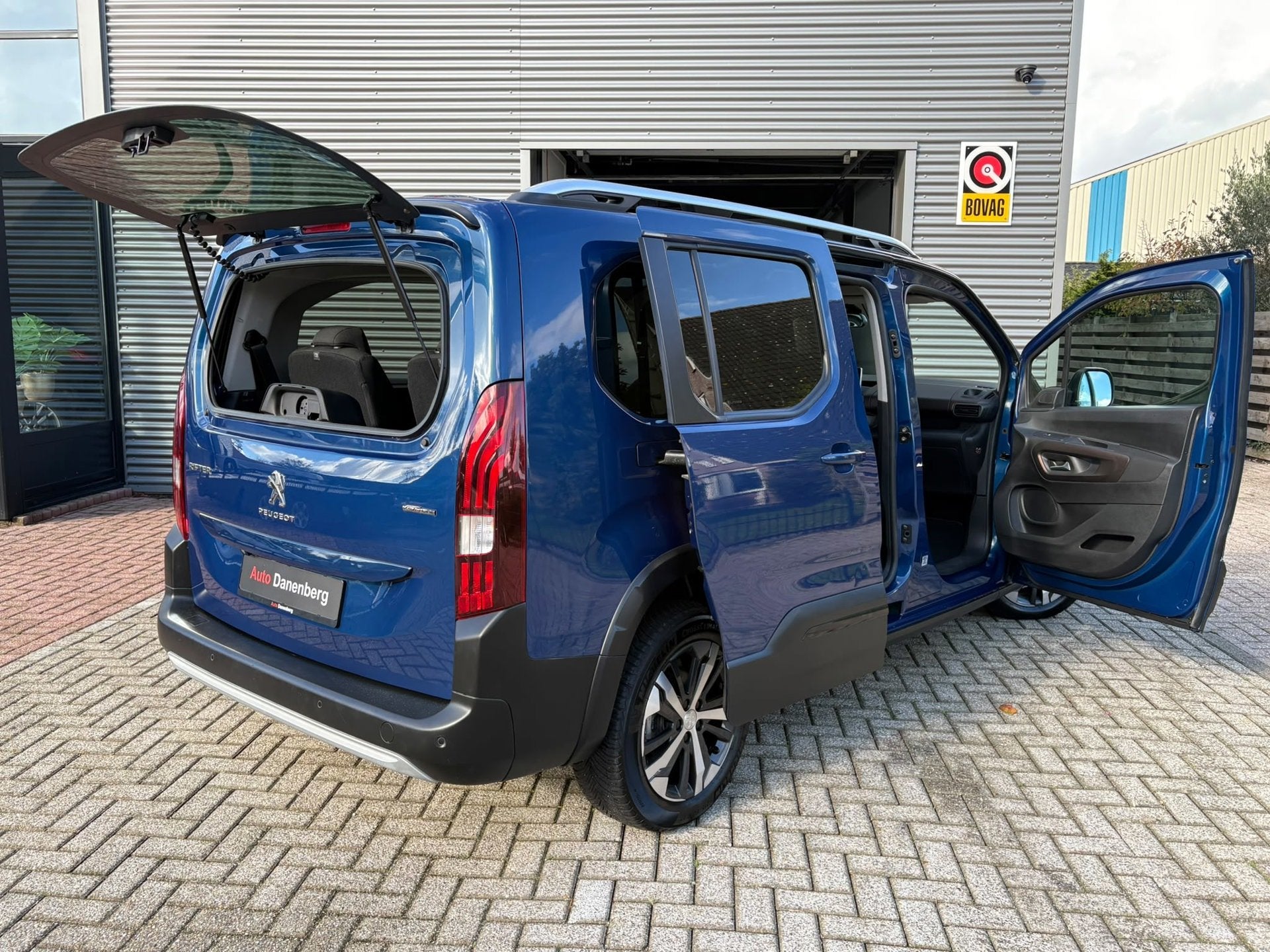 Peugeot Rifter Long 1.2 Puretech Long GT-Line 7p AUTOMAAT, Auto's, Dealer onderhouden, Stof, 1250 kg, Zwart