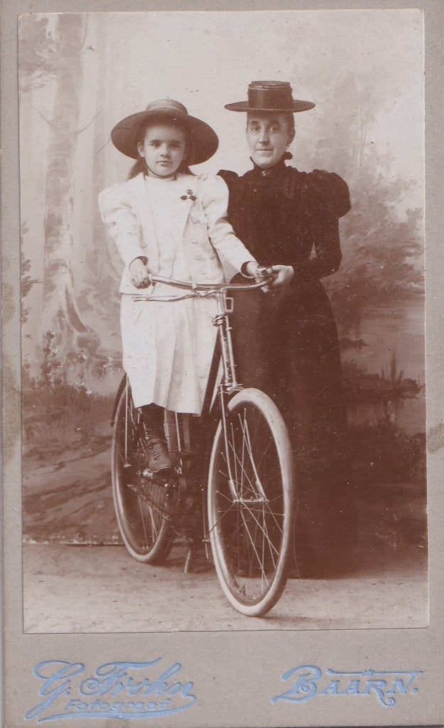 cdv moeder en dochter met fiets G.G.J.M. Frohn Baarn ca 1895, Gebruikt, Foto, Ophalen of Verzenden, Voor 1940
