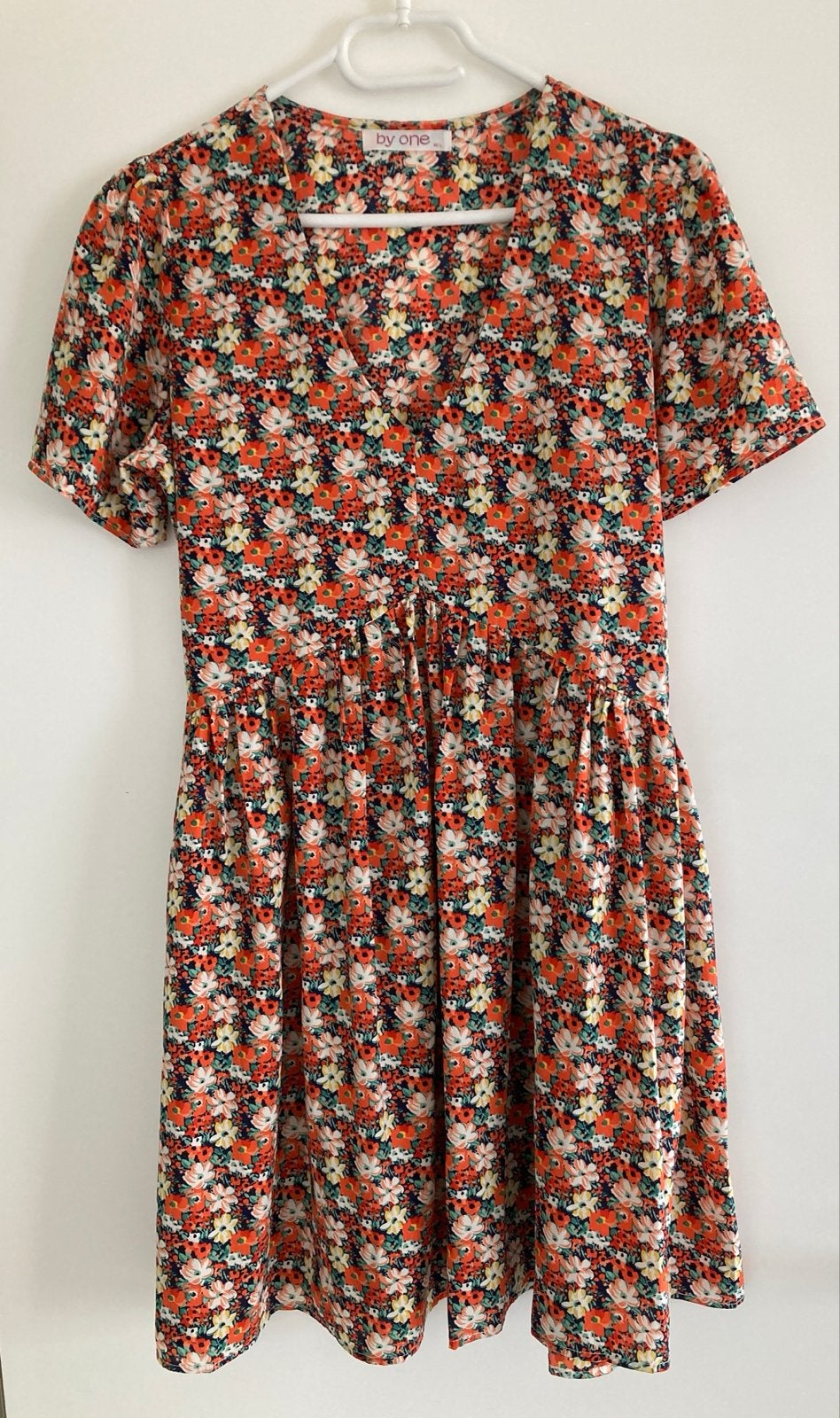 Nieuwe By One jurk met bloemenprint - Maat 40, Kleding | Dames, Ophalen of Verzenden, Nieuw, Maat 38/40 (M), Meerkleurig