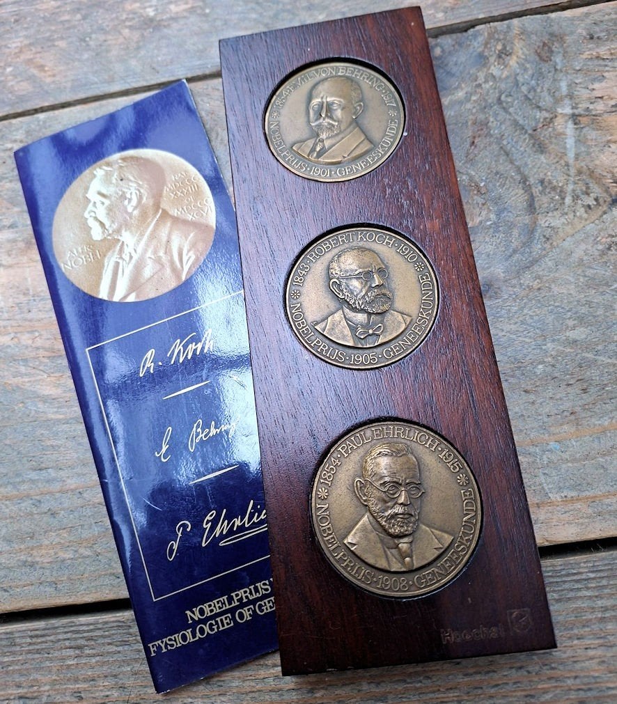 3 Bronzen Herdenkingsmunten Nobelprijs met boekje, Postzegels en Munten, Penningen en Medailles, Ophalen of Verzenden, Brons, Nederland