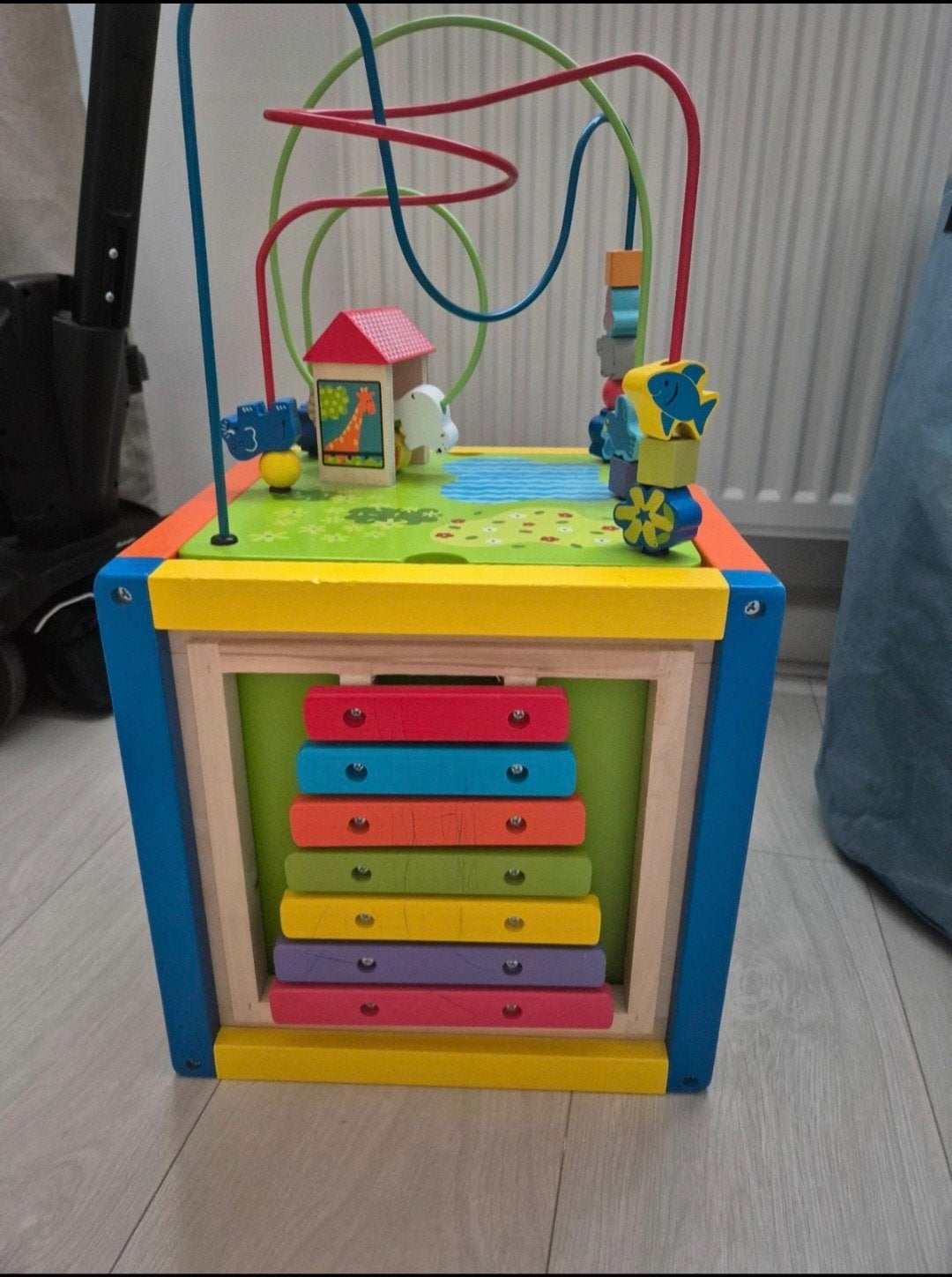 Houten activiteitenkubus met kralen en vormen, Ophalen, Zo goed als nieuw