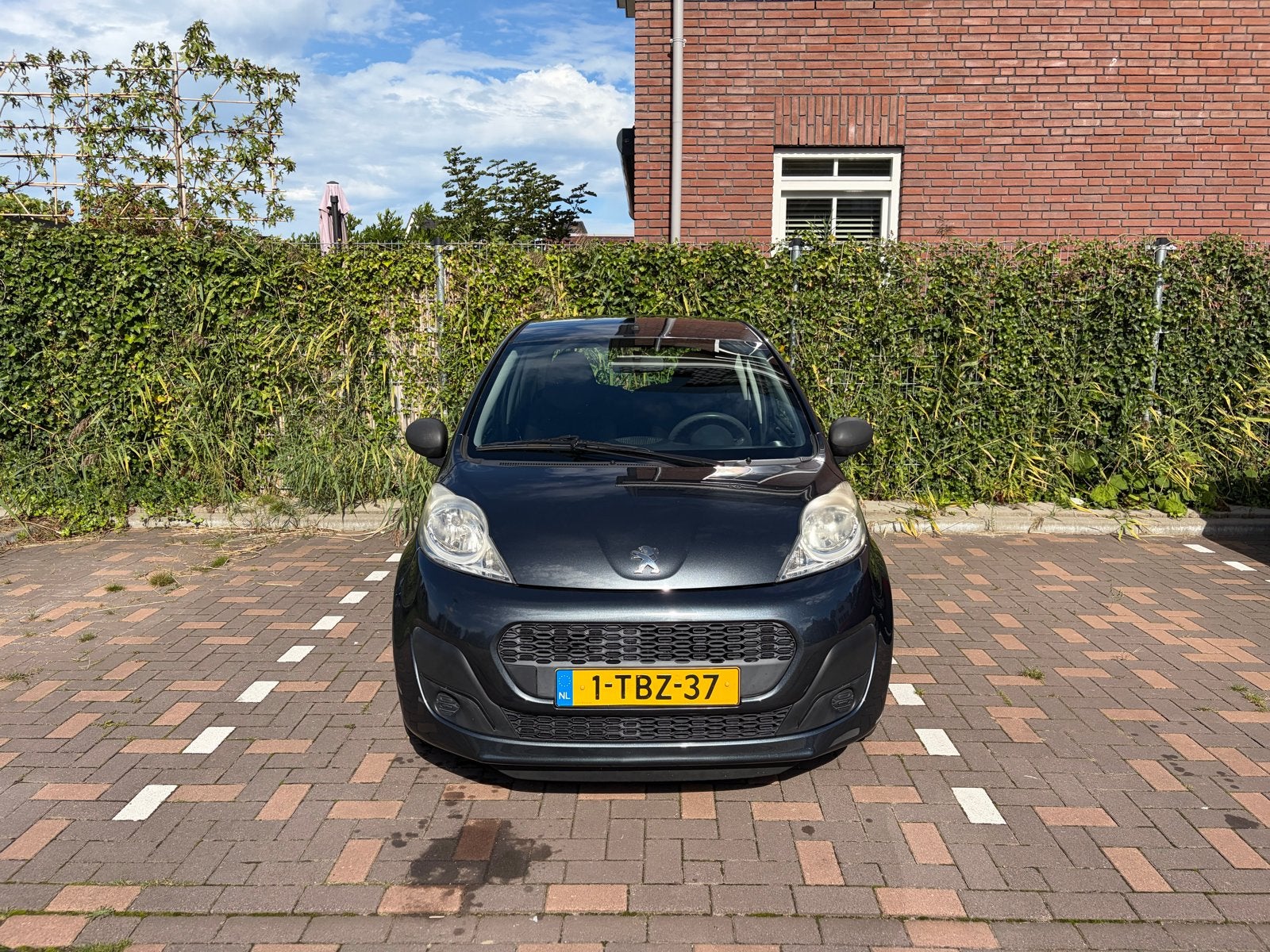 Peugeot 107 1.0 12V E-vti 68PK 3DR 2014 Grijs, Auto's, Voorwielaandrijving, Euro 5, Stof, Airbags