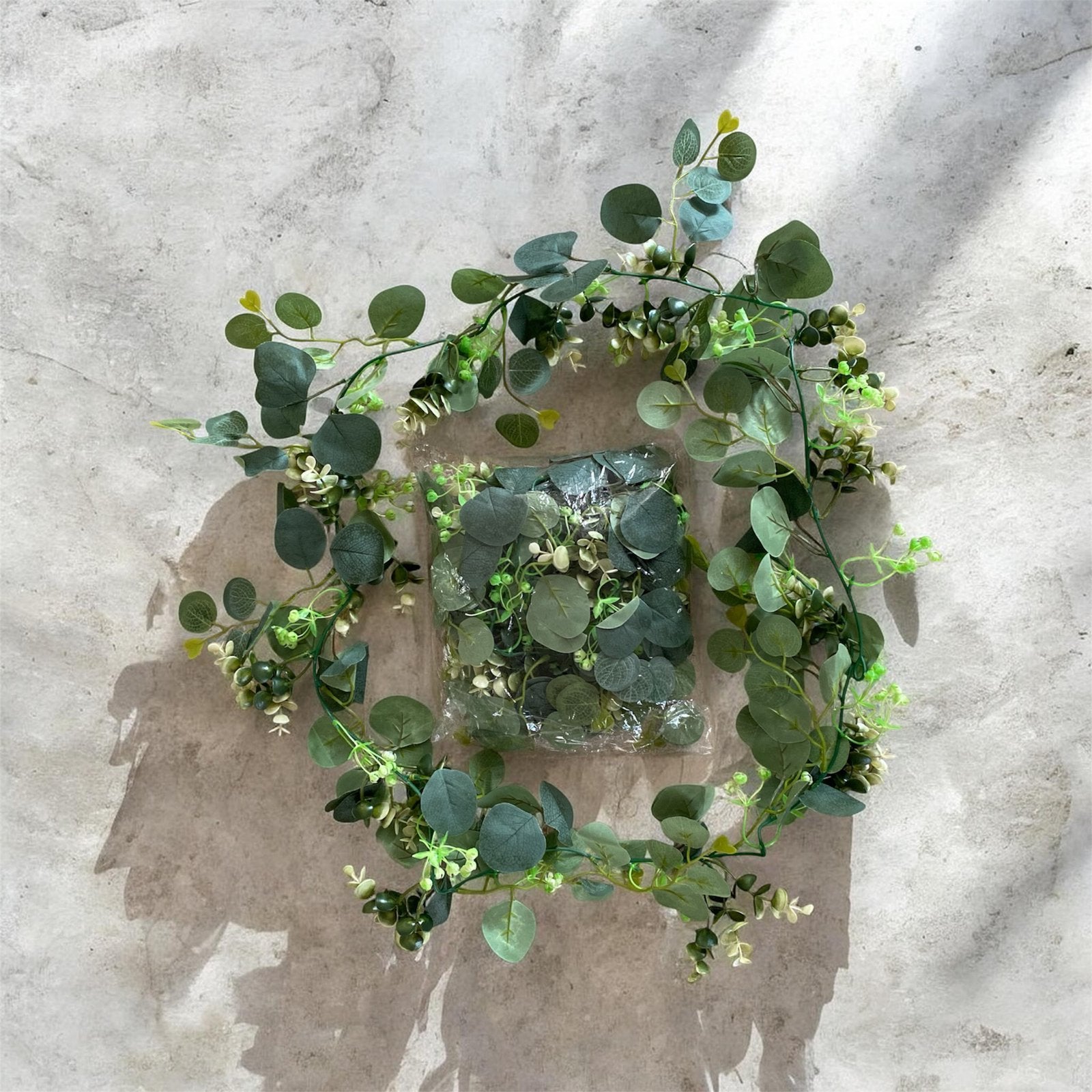 2x Eucalyptus guirlande met bladeren & witte bloemen, 1,70 m, Hobby en Vrije tijd, Feestartikelen, Ophalen of Verzenden, Nieuw