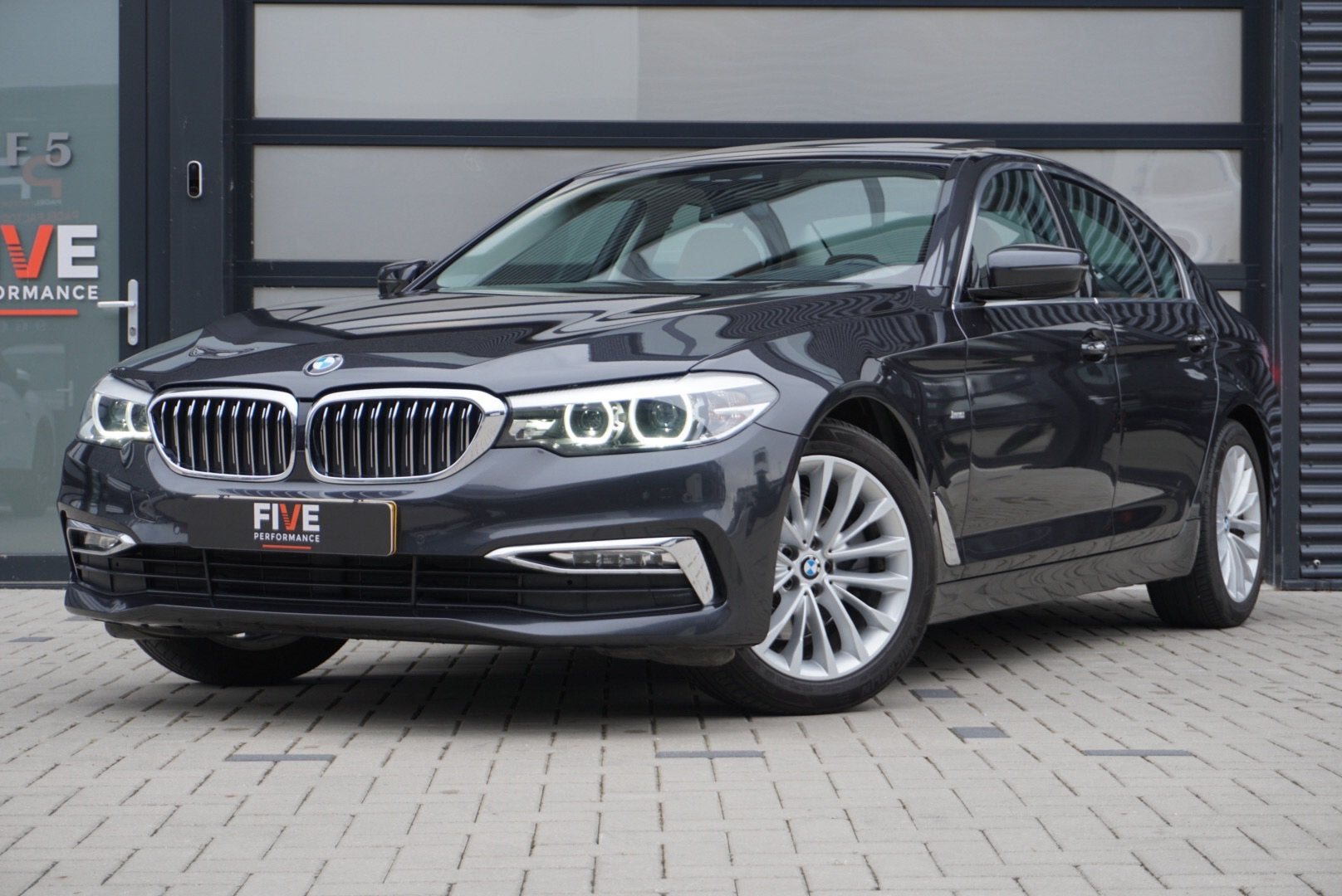 BMW 520d LuxuryLine 190pk / Pano/ Elek. Trekhaak / HUD / LMV, Auto's, BMW, Automaat, Achterwielaandrijving, 1995 cc, Euro 6