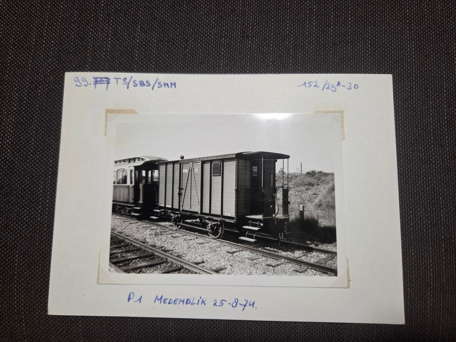 Zwart-wit foto van trein en goederenwagon, Medemblik 1974, Ophalen of Verzenden, Gebruikt, Trein, Kaart of Prent