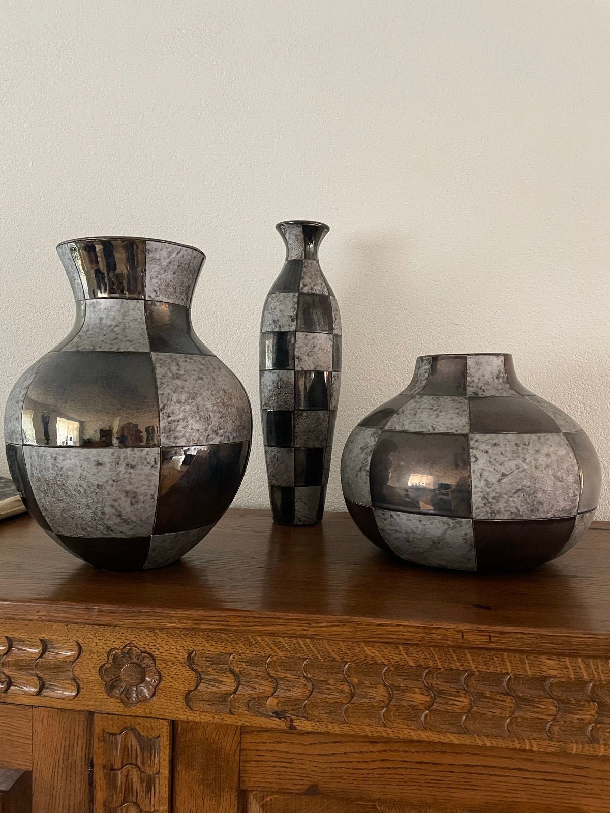 Set van drie decoratieve vazen met schaakbordpatroon, Ophalen