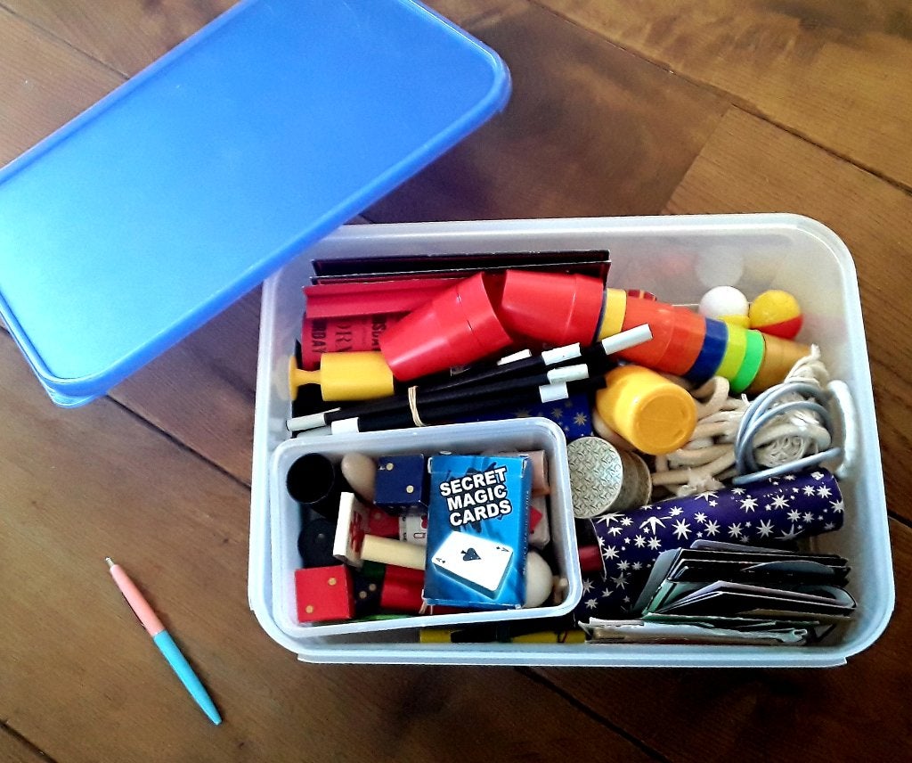 Grote bak met goochel speelgoed + 3 boekjes met trucs, Kinderen en Baby's, Speelgoed | Overig, Gebruikt, Jongen of Meisje, Ophalen of Verzenden