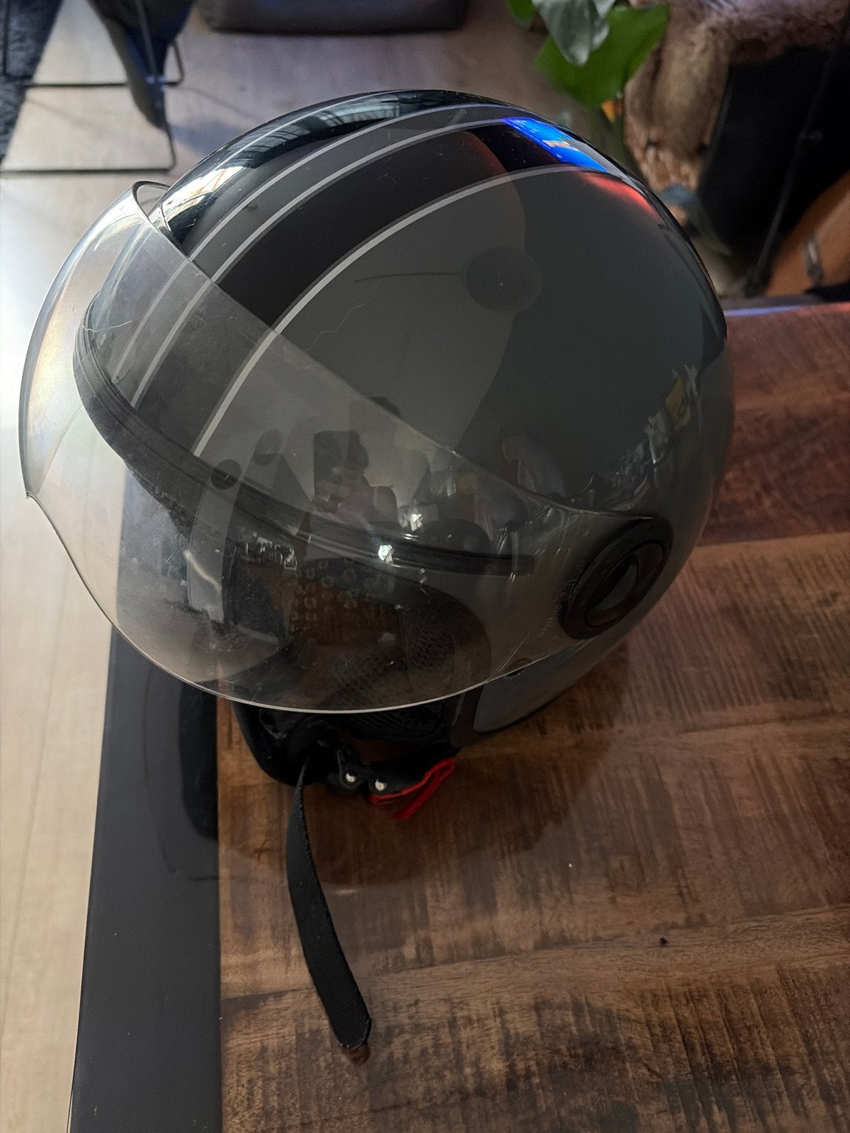 Grijze scooterhelm met vizier, Fietsen en Brommers, Brommerhelmen, Gebruikt, Small, Ophalen of Verzenden