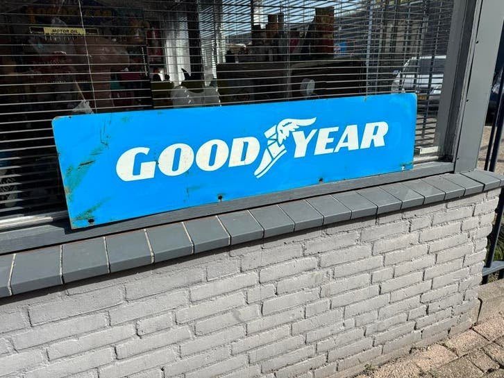Vintage Goodyear reclamebord - Blauw ge?mailleerd, Verzamelen, Merken en Reclamevoorwerpen, Ophalen, Reclamebord, Gebruikt, .