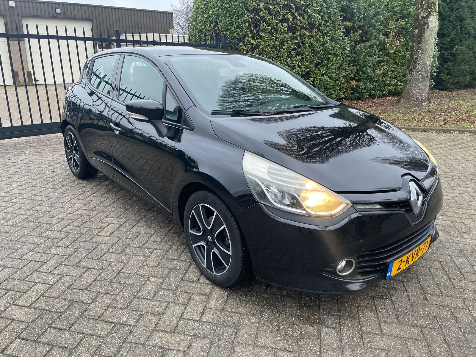 Renault Clio 0.9 TCE 66KW. AIRCO - KEYLESS GO/ENTRY - R-LINK, Voorwielaandrijving, 898 cc, Stof, 40 €/maand
