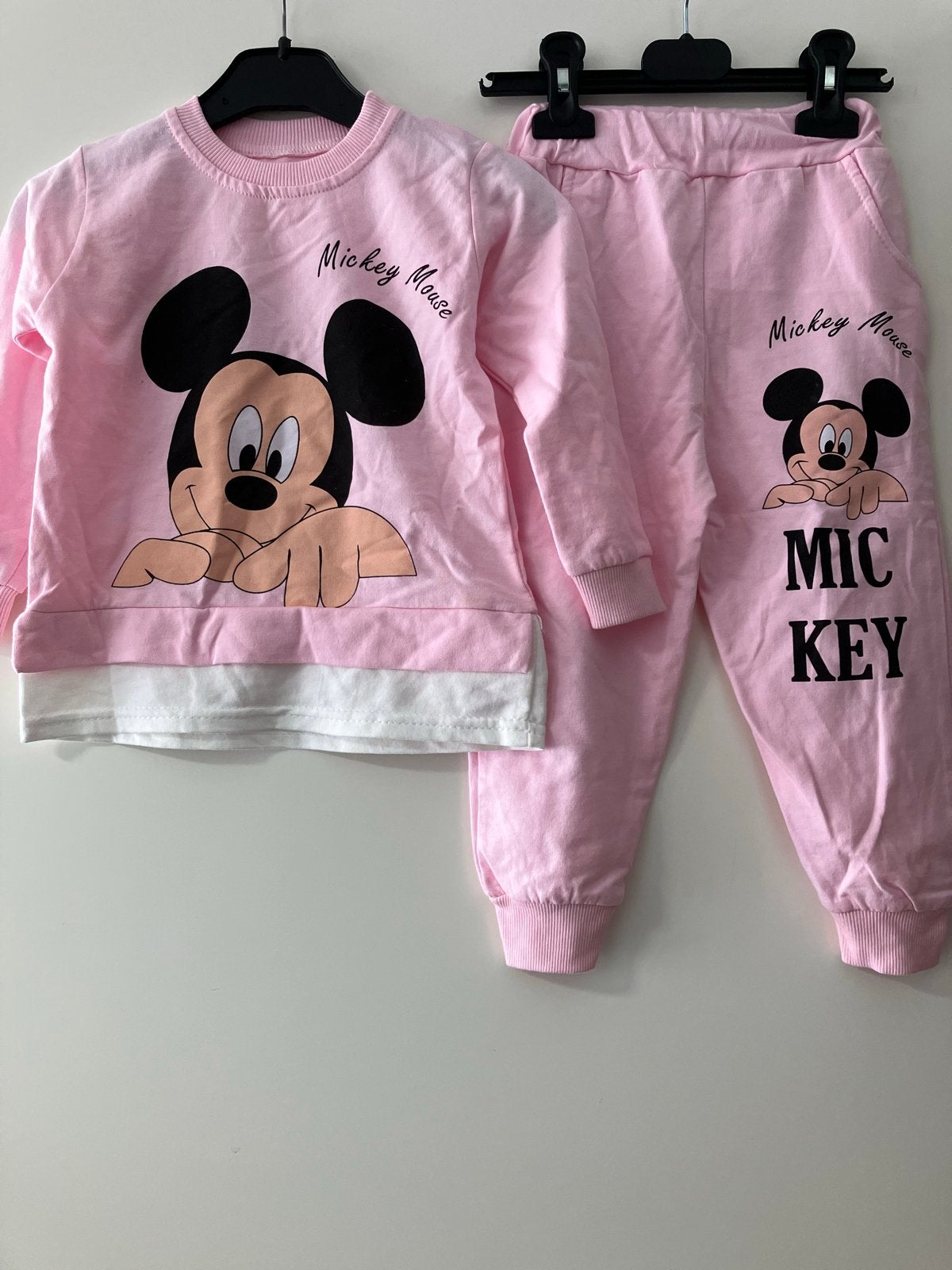 Leuke nieuwe roze Mickey Mouse joggingpak / setje maat 104, Ophalen of Verzenden, Nieuw, Meisje, Setje