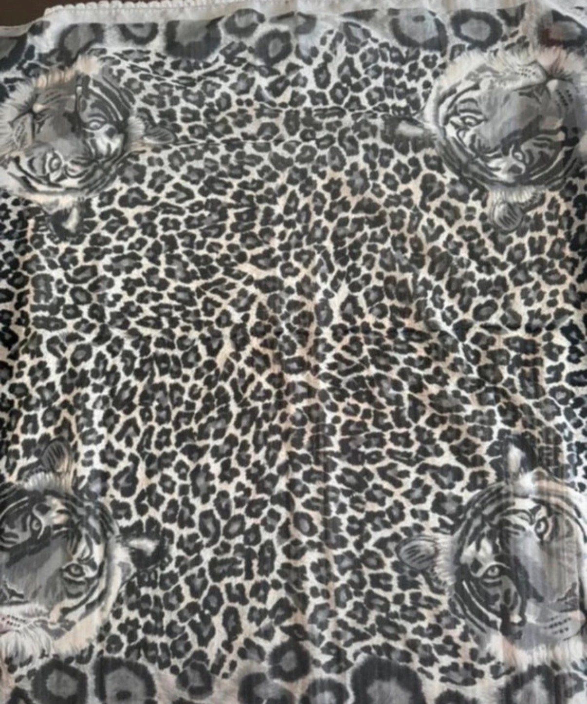 Zijden Panterprint Sjaal Zwart/Grijs/Crème - 67x67 cm, Kleding | Dames, Mutsen, Sjaals en Handschoenen, Ophalen of Verzenden, Zo goed als nieuw