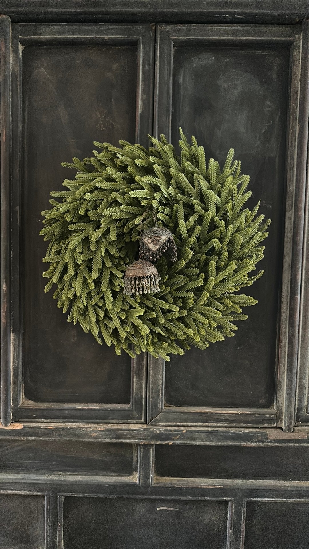 Kunst krans met 2 sobere metalen ornamenten, Ø 40 cm, Ophalen of Verzenden
